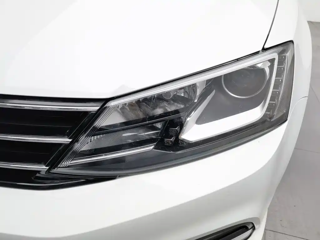 Volkswagen Sagitar 2016