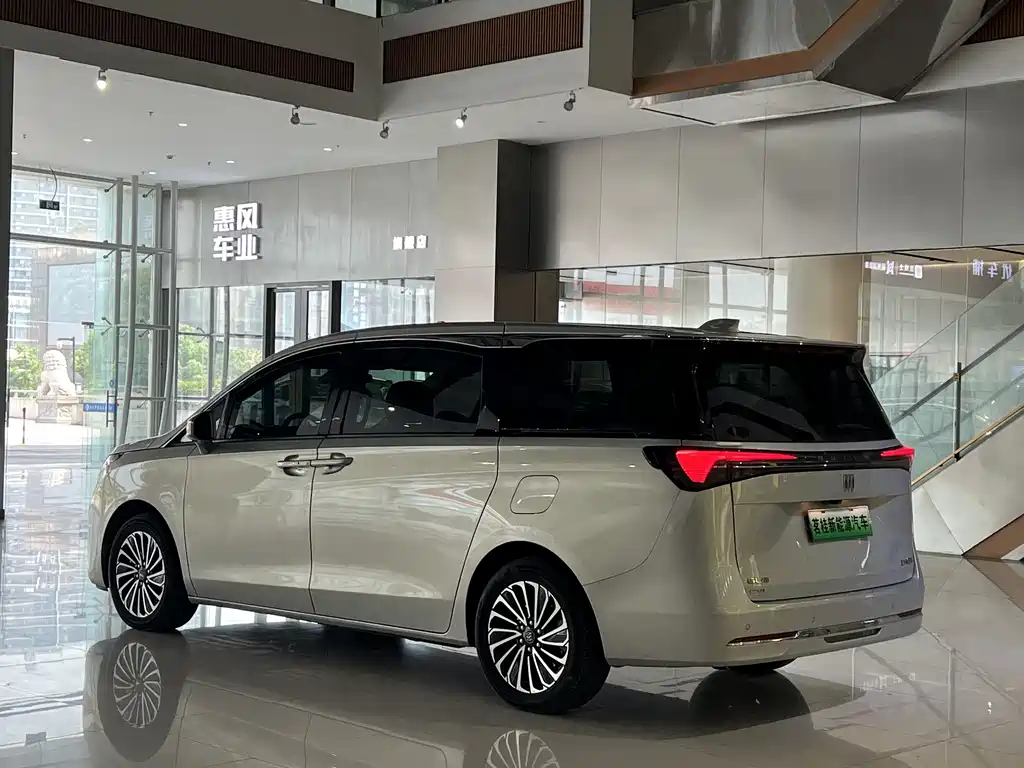 Buick GL8 Hybrid 2025