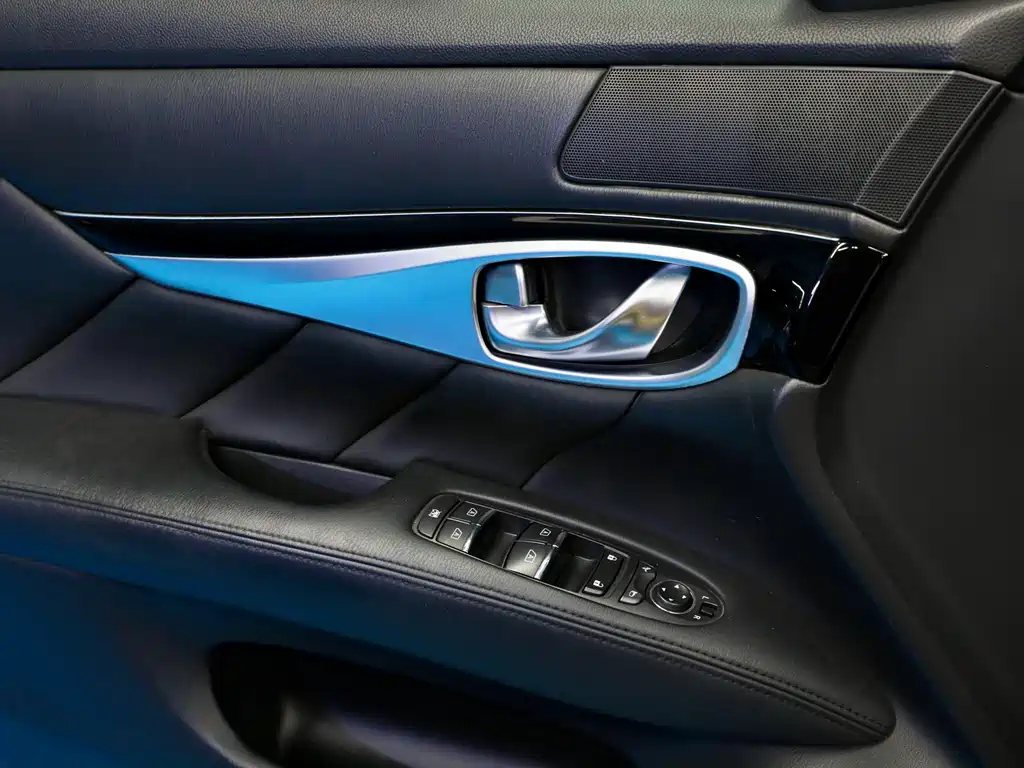 Infiniti Q70 2016 — фото 20