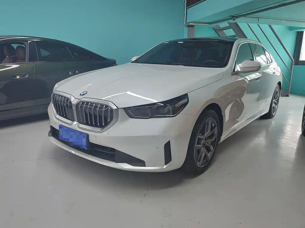 BMW 5 Series 2024 — фото 1
