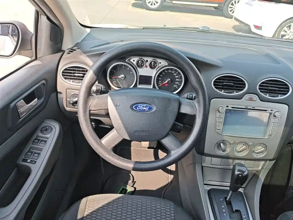 Ford Focus 2014 — фото 11