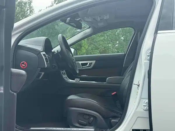 Jaguar XF 2015