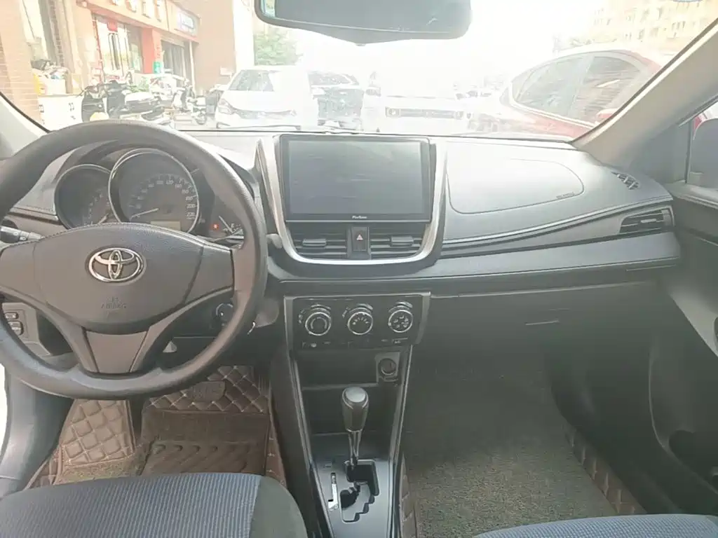 Toyota Yaris L 2018 — фото 13