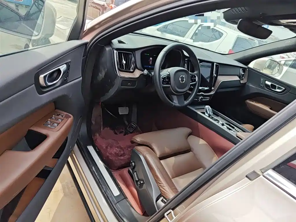Volvo XC60 2023 — фото 11