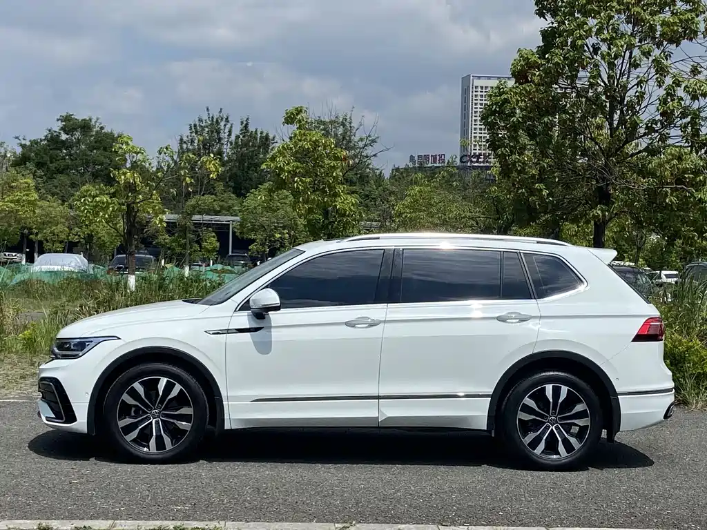 Volkswagen Tiguan L 2023 — фото 5