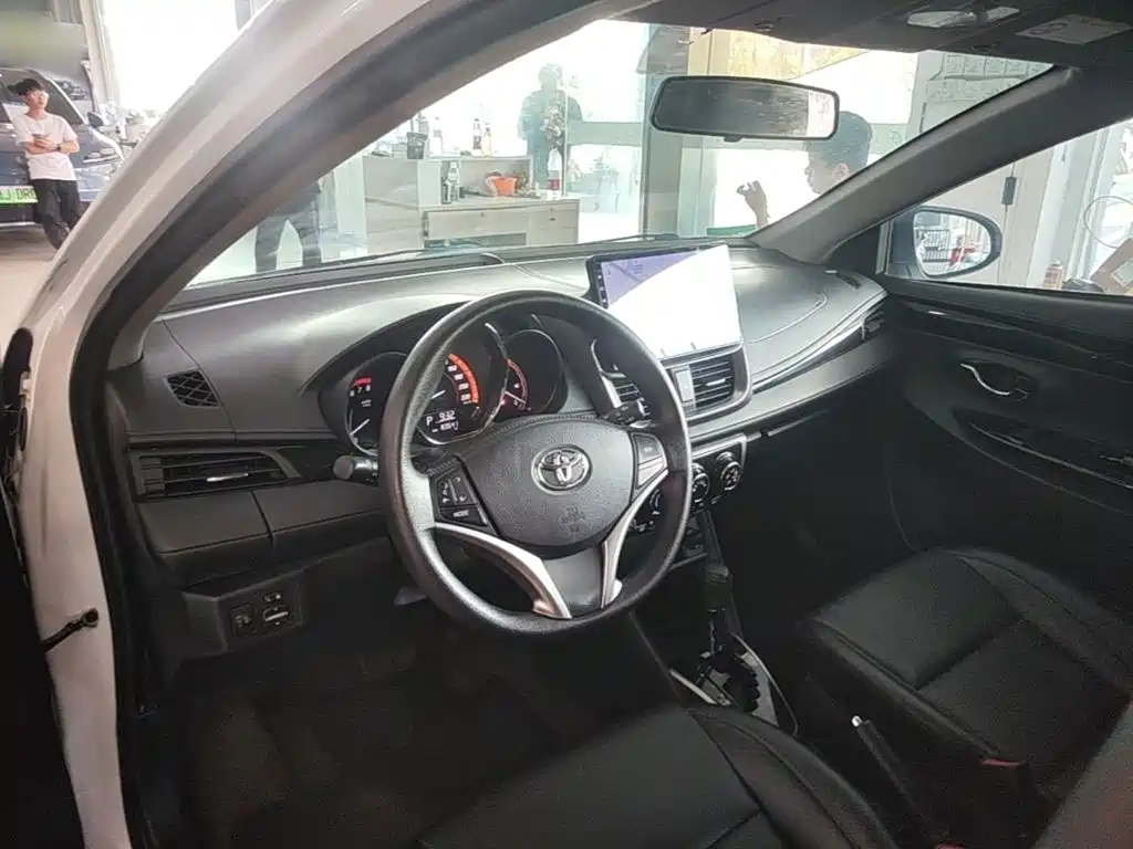 Toyota Yaris L 2022 — фото 10