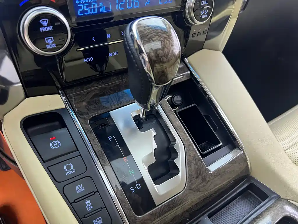 Toyota Alphard 2022 — фото 10