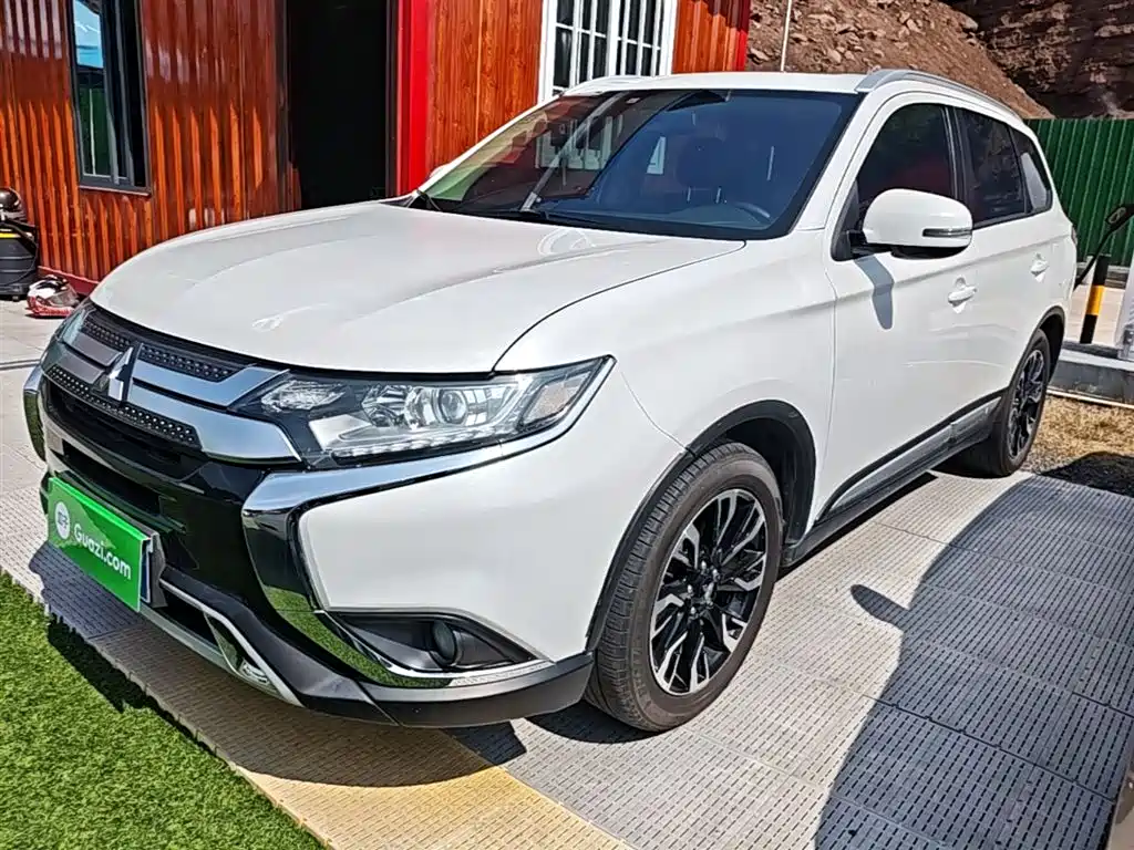Mitsubishi Outlander 2019 — фото 1