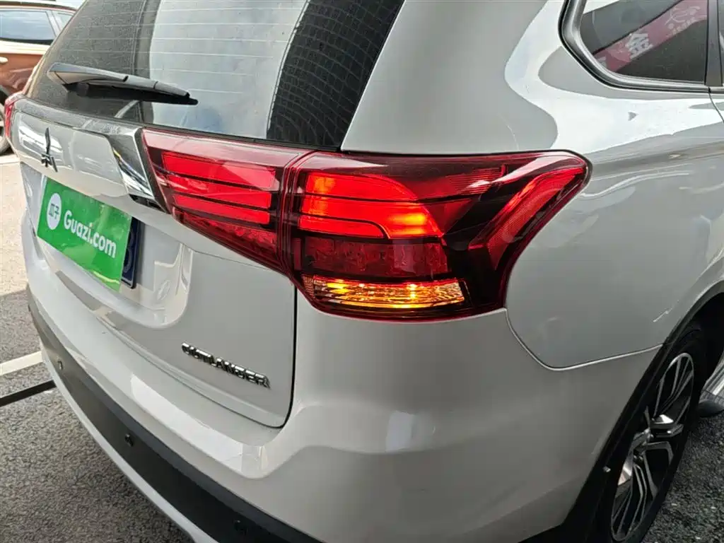 Mitsubishi Outlander 2018 — фото 8