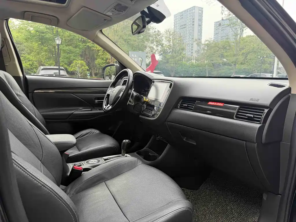 Mitsubishi Outlander 2017 — фото 11