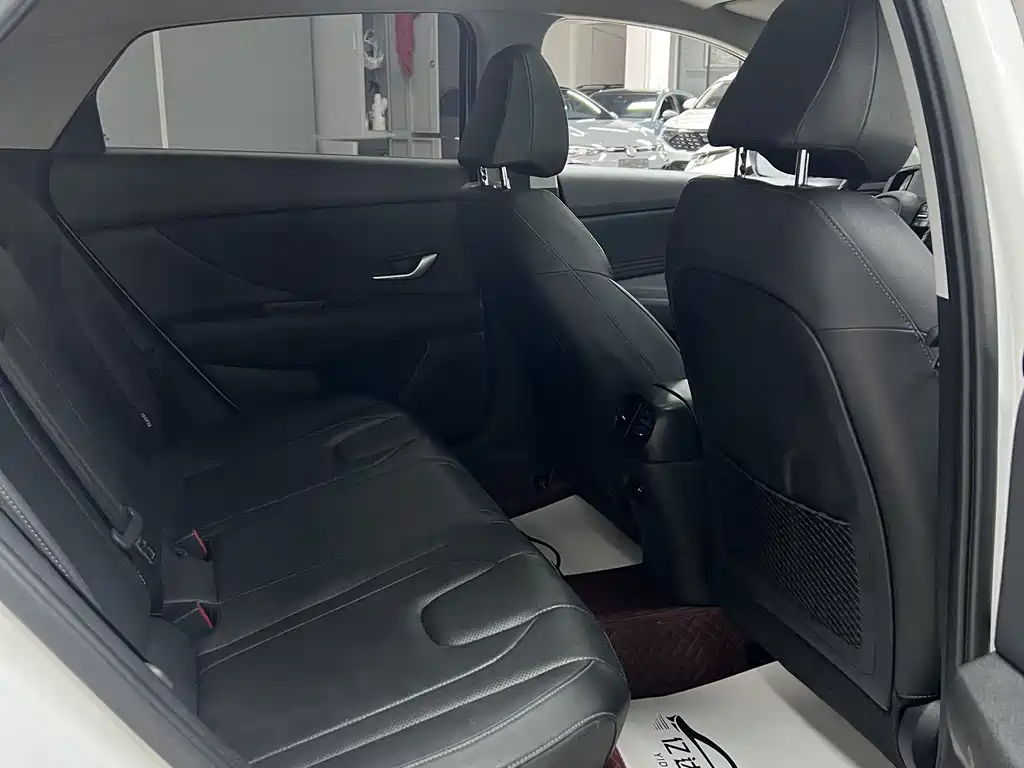 Hyundai Elantra 2023 — фото 23