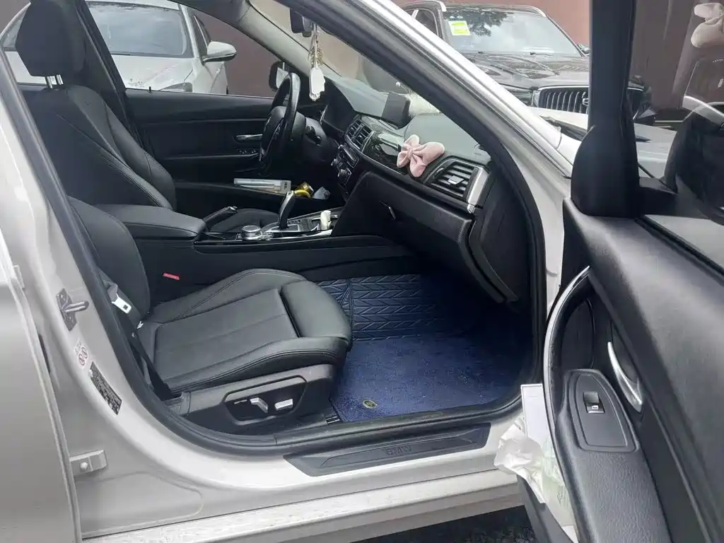 BMW 3 Series 2019 — фото 13