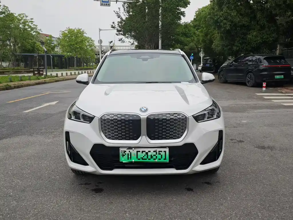BMW iX1 2025
