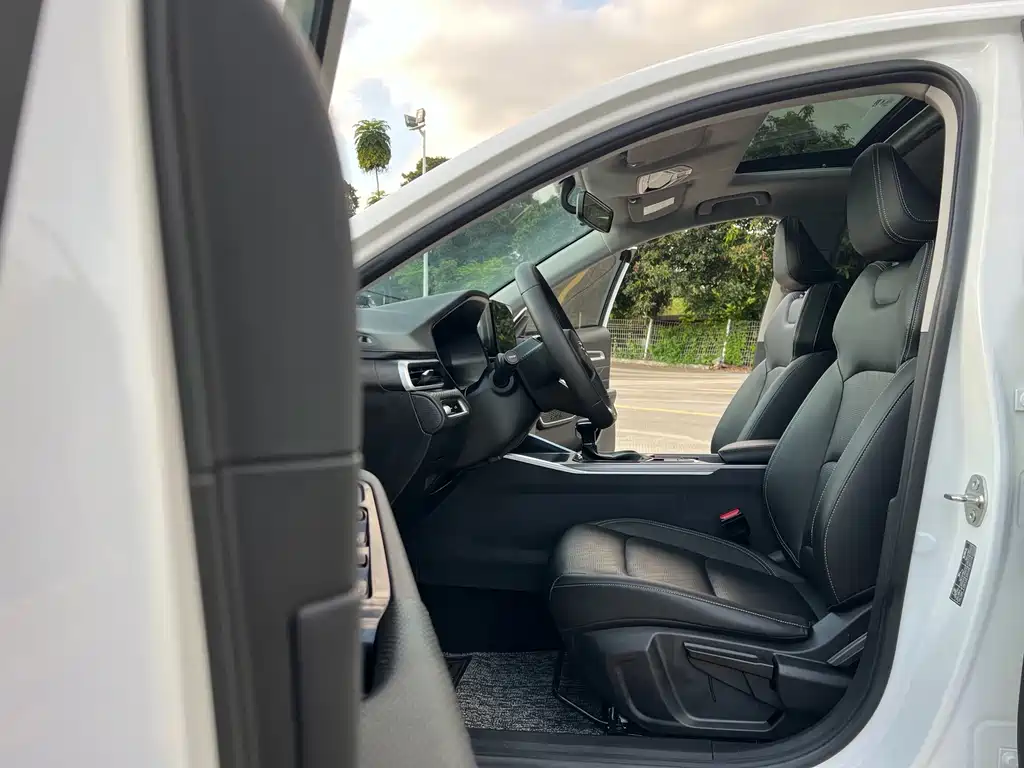 Geely Emgrand 2022