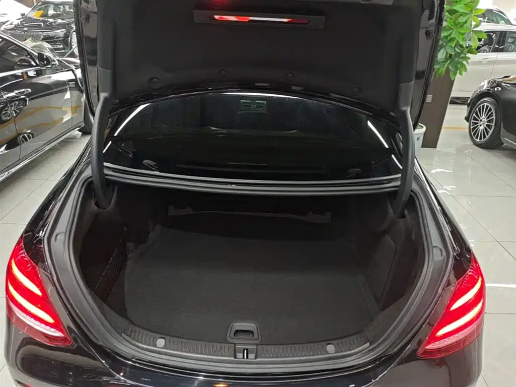 Mercedes-Benz E-Class 2020 — фото 19