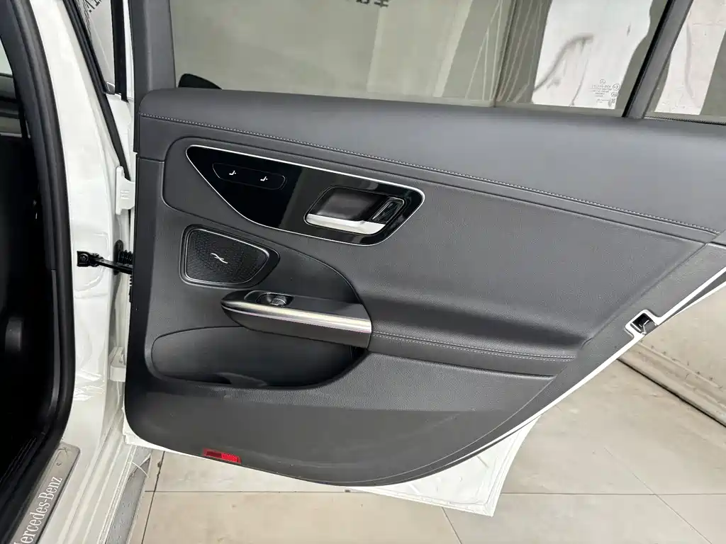 Mercedes-Benz C-Class 2025 — фото 24