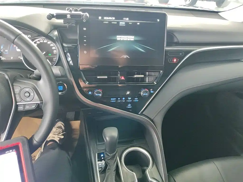 Toyota Camry 2023 — фото 13