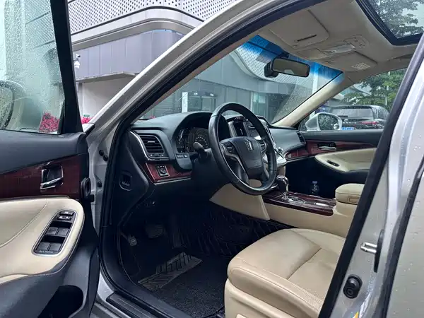 Toyota Crown 2015