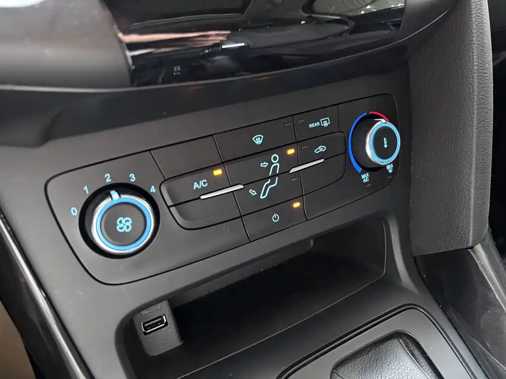 Ford Focus 2018 — фото 15