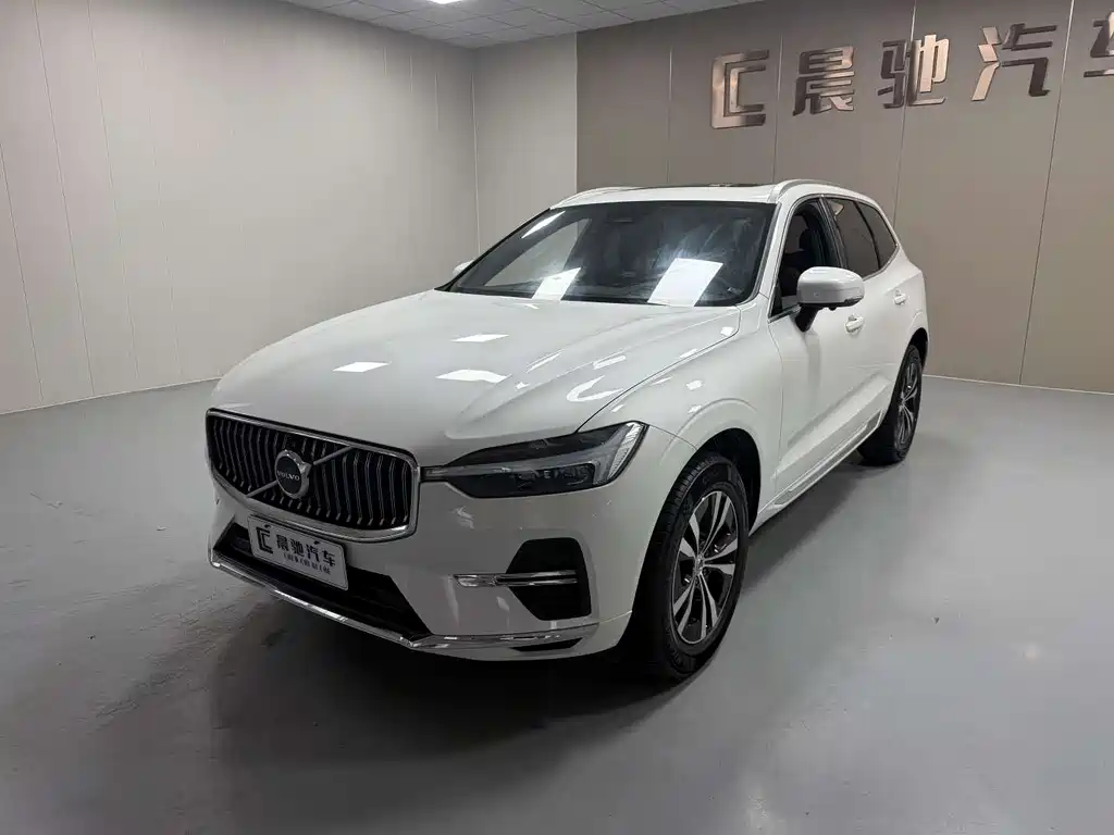 Volvo XC60 2022 — фото 1