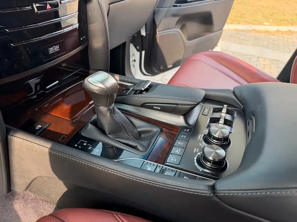 Lexus LX 2017 — фото 17