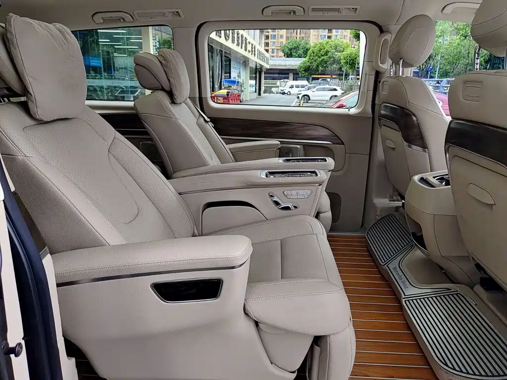 Mercedes-Benz V-Class 2023 — фото 11
