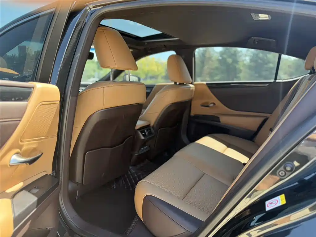 Lexus ES 2019
