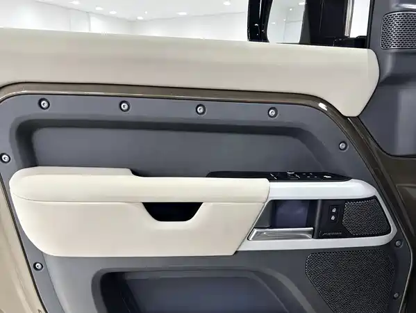 Land Rover Defender 2022