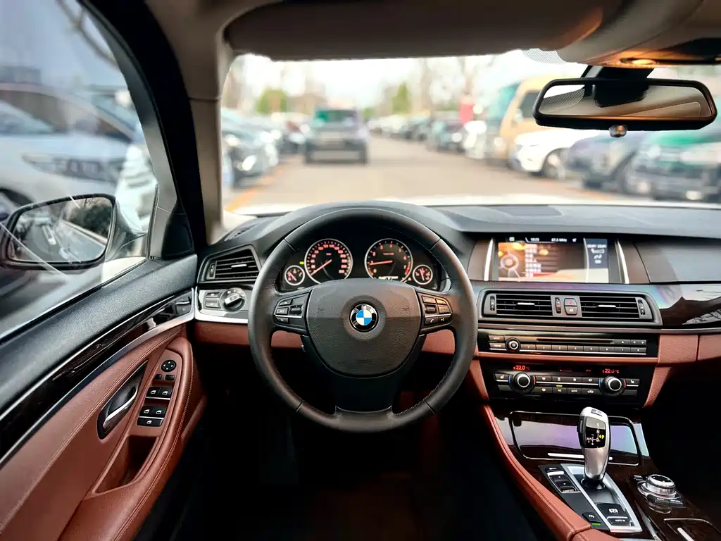 BMW 5 Series 2015 — фото 11