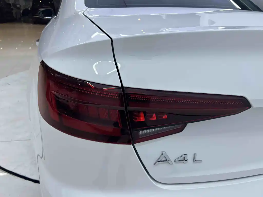 Audi A4L 2018 — фото 14