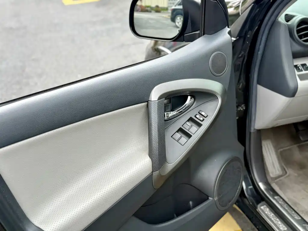 Toyota RAV4 2010 — фото 12