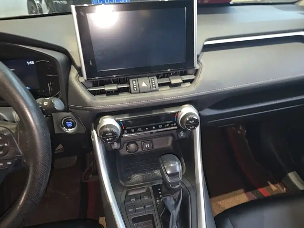 Toyota RAV4 2023 — фото 13