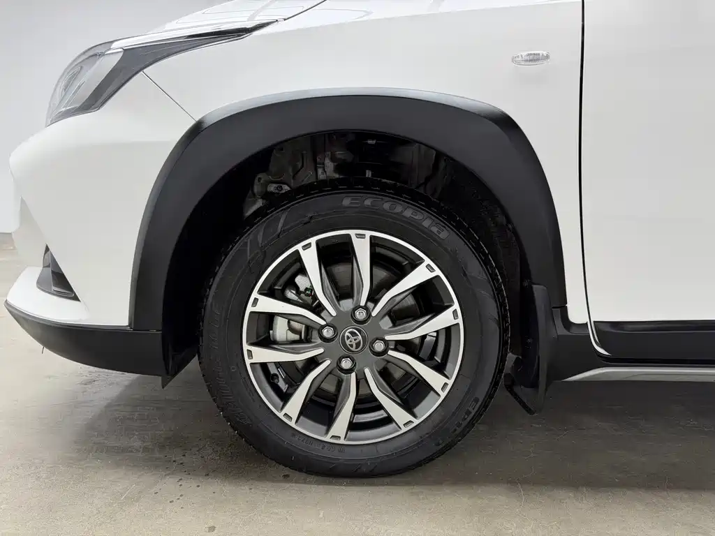 Toyota Yaris L 2023 — фото 18