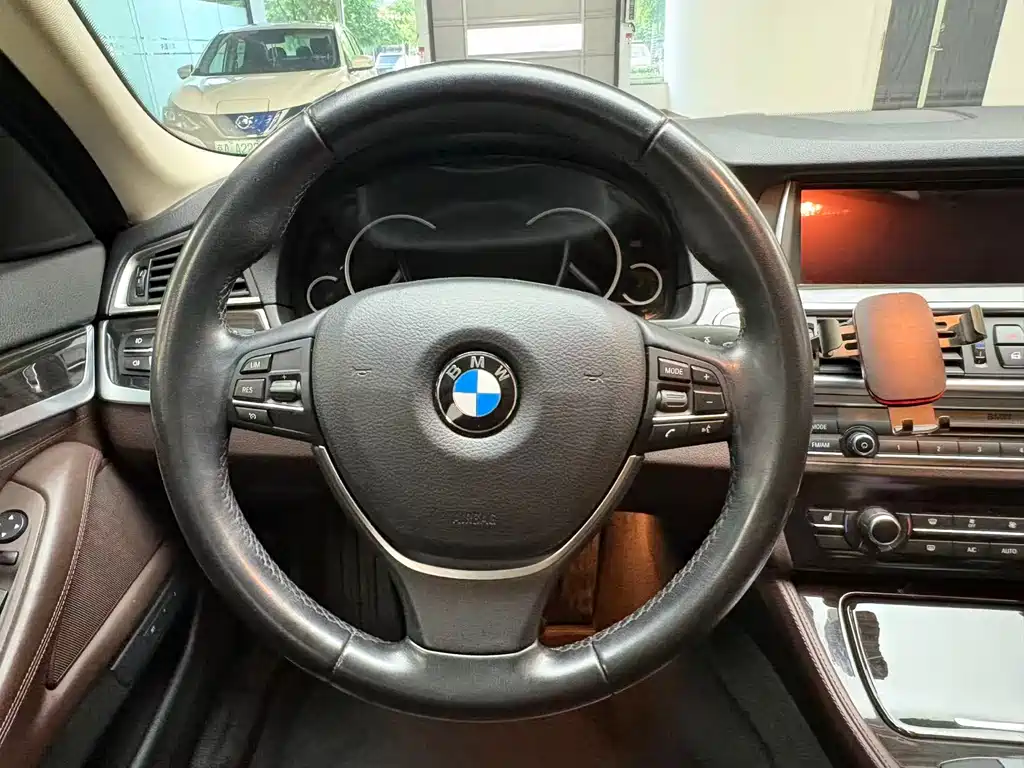 BMW 5 Series 2015 — фото 24