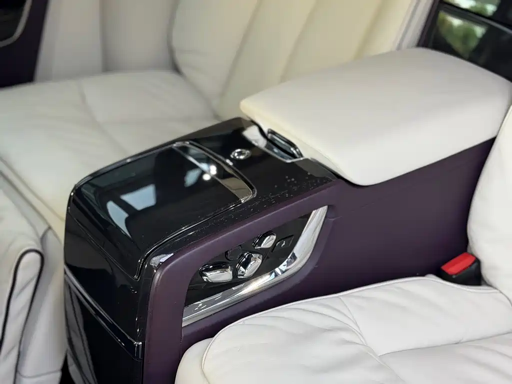 Rolls-Royce Phantom 2019 — фото 11