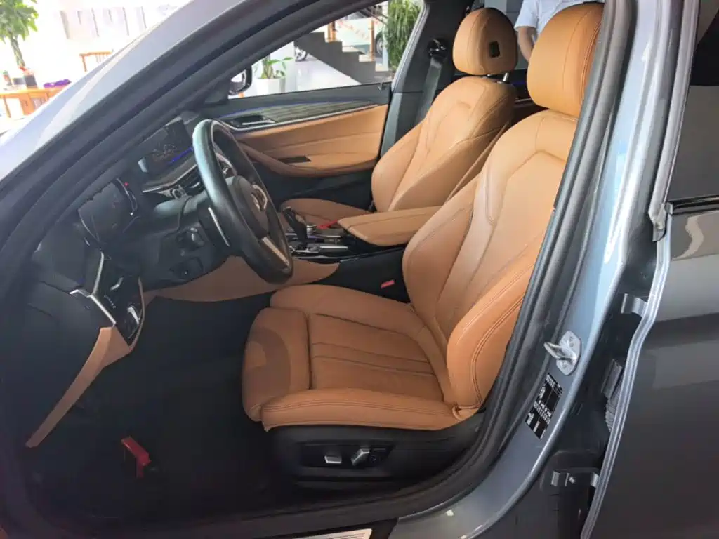 BMW 5 Series 2018 — фото 15
