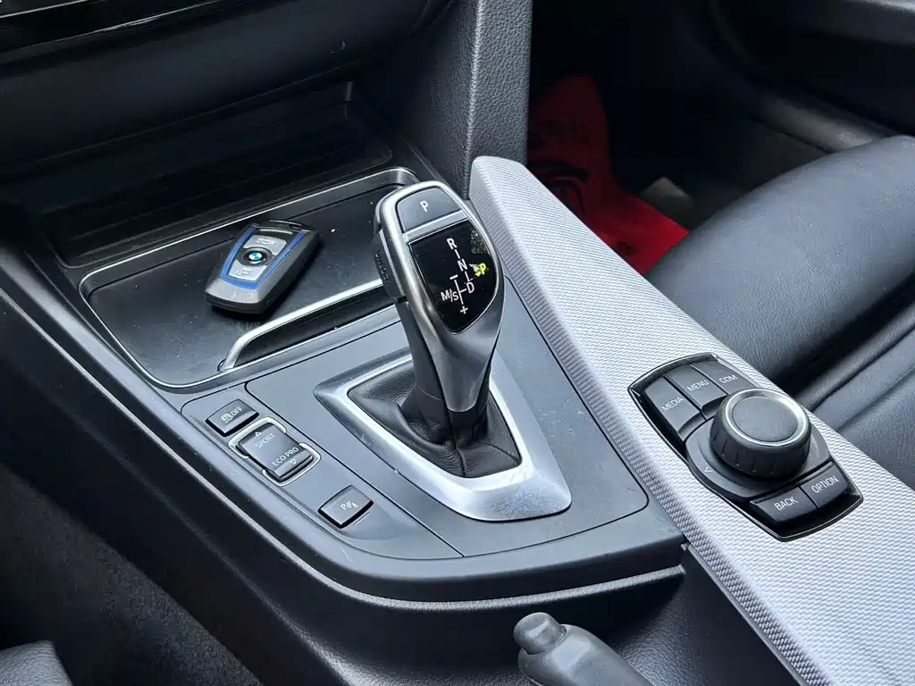 BMW 3 Series 2018 — фото 12