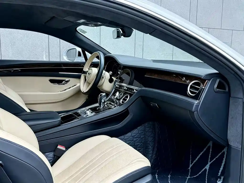 Bentley Continental 2020 — фото 14