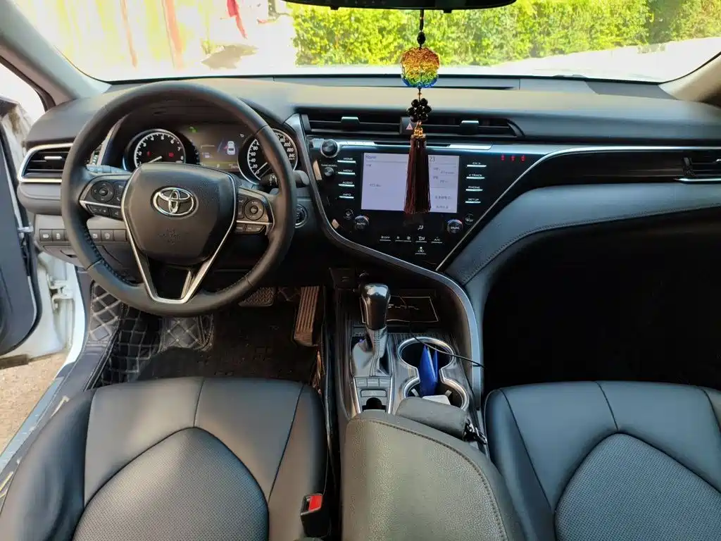 Toyota Camry 2018 — фото 5