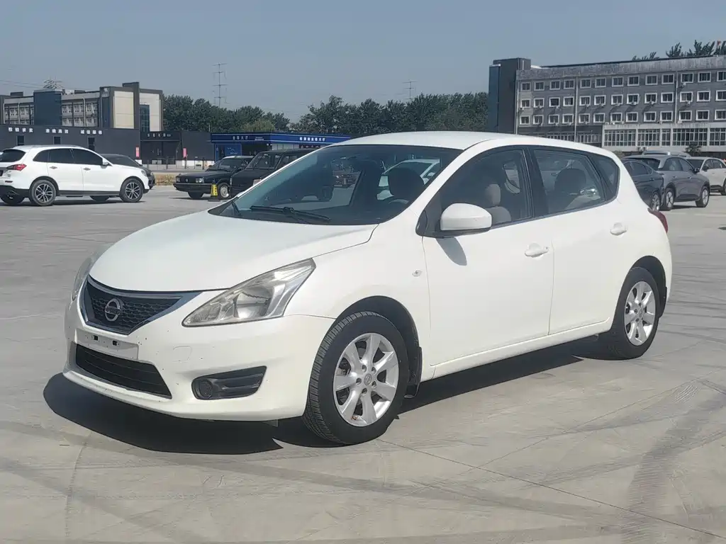 Nissan Tiida 2015 — фото 1