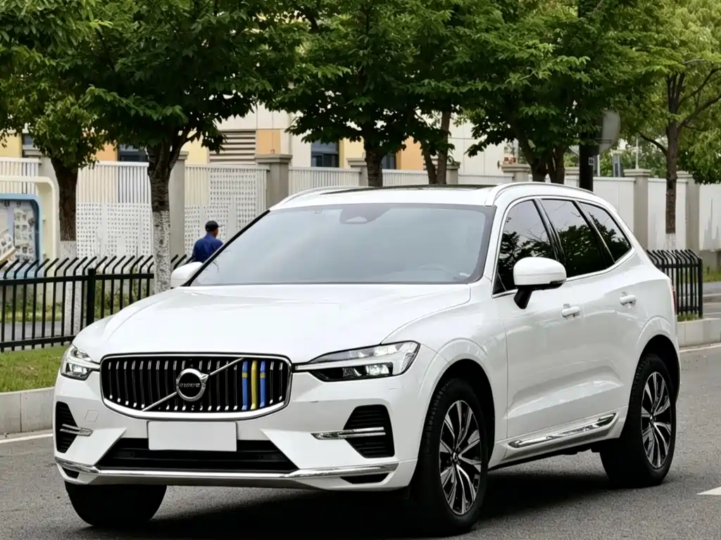 Volvo XC60 2022 — фото 1