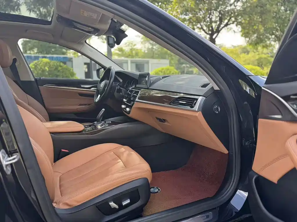 BMW 5 Series 2017 — фото 14