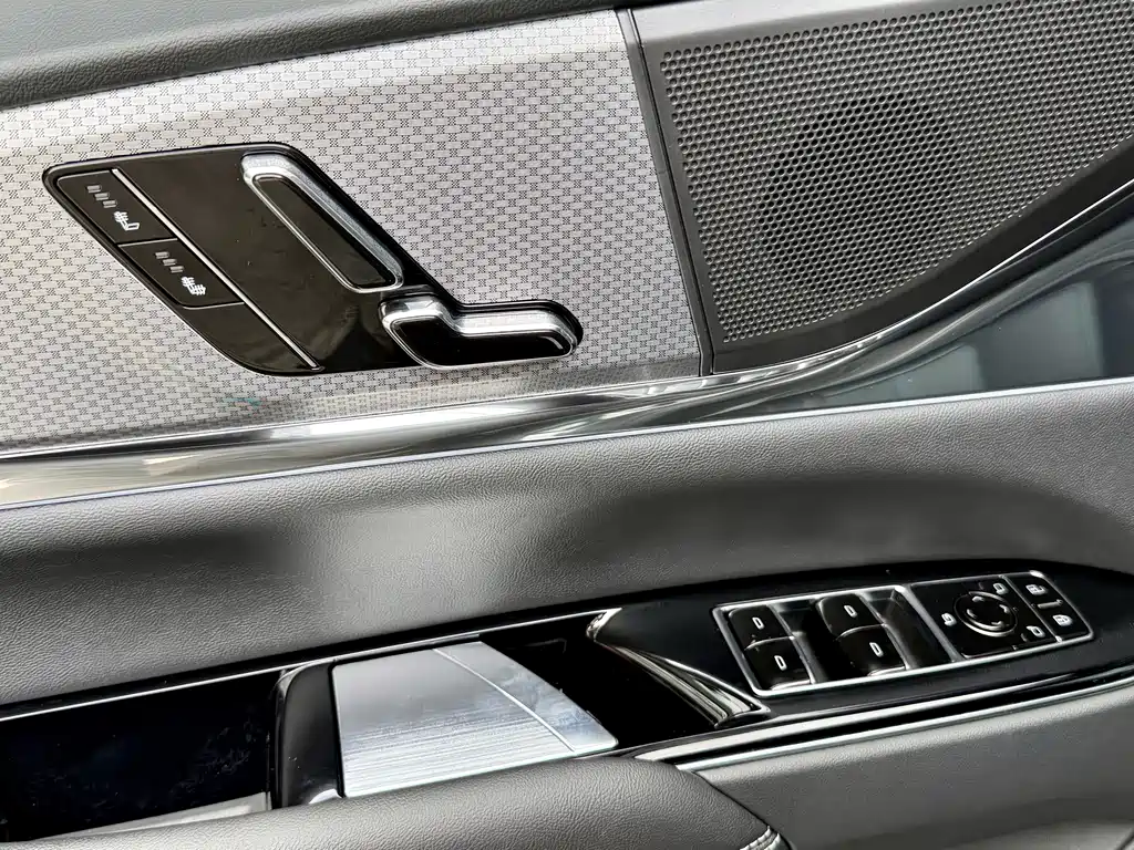 Cadillac XT5 2025 — фото 11