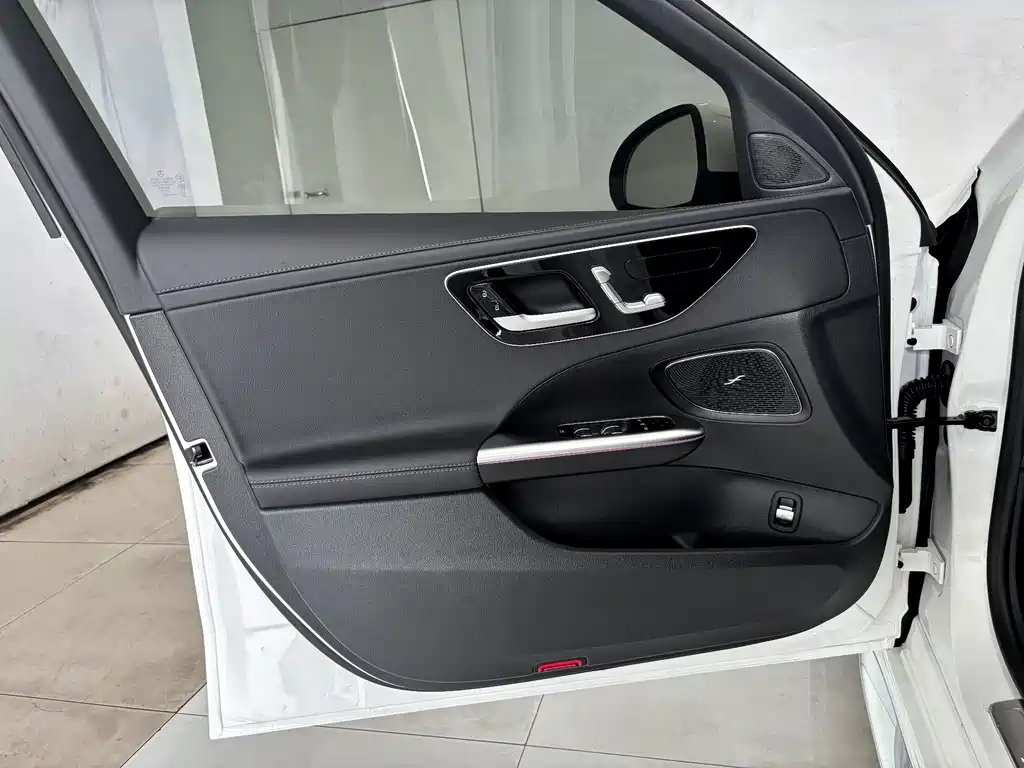 Mercedes-Benz C-Class 2025 — фото 11