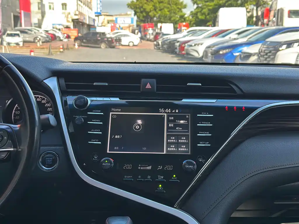 Toyota Camry 2018 — фото 12