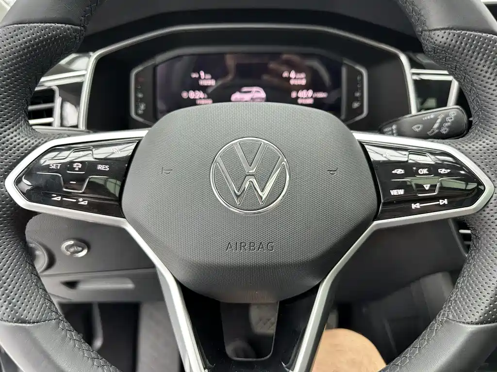 Volkswagen Tiguan L 2023 — фото 15