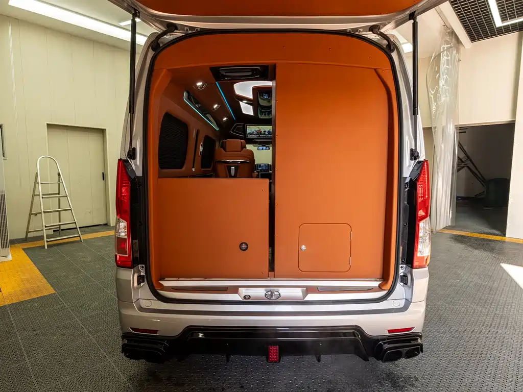 Toyota Hiace 2024 — фото 12