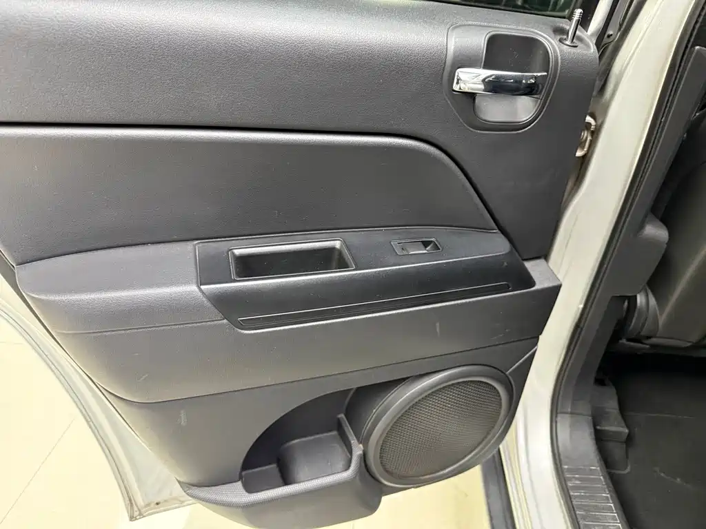 Jeep Compass 2010 — фото 16