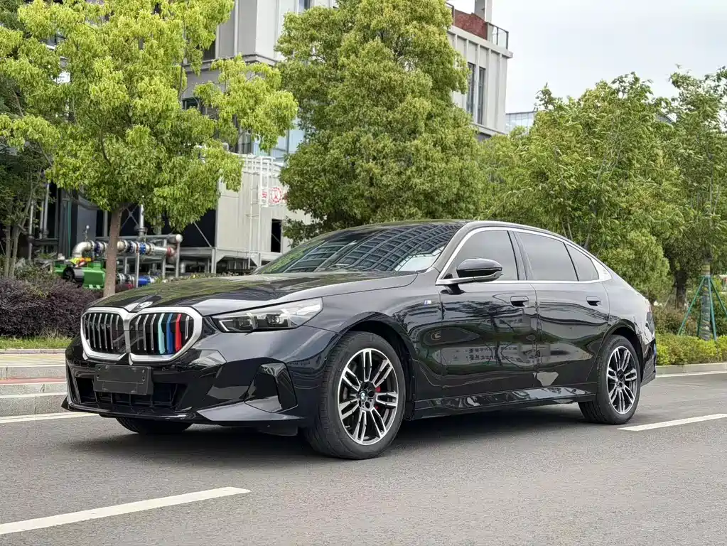BMW 5 Series 2024 — фото 1