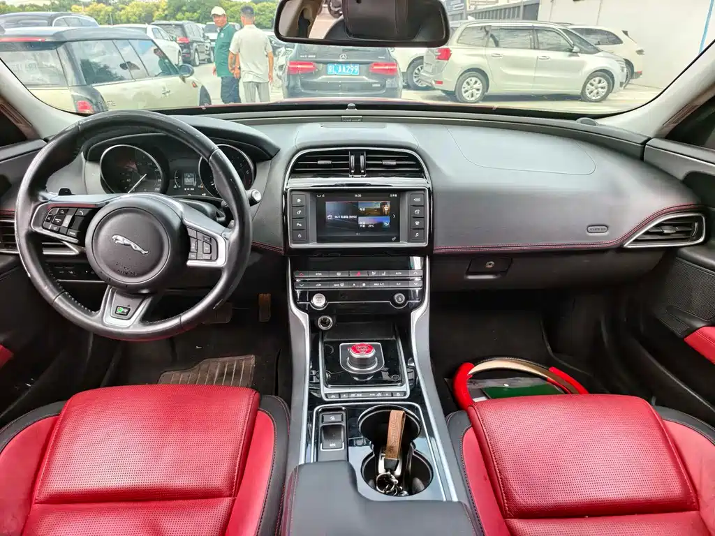 Jaguar XE 2017 — фото 11